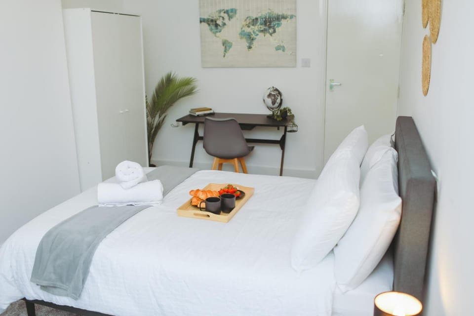 Bed, Photo of the whole room, Bedroom, towels