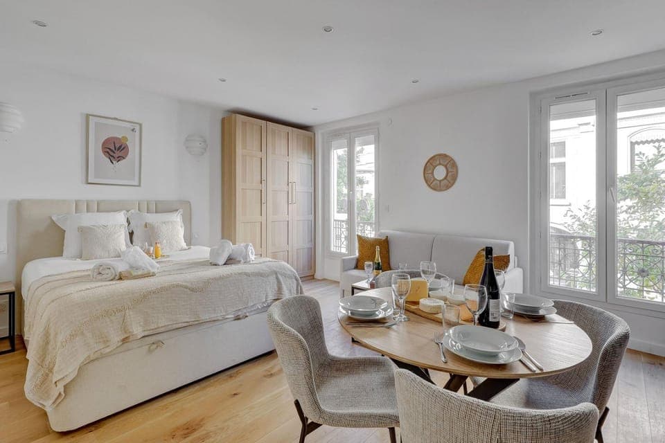 Bed, Living room, Food and drinks, Dining area, towels, wardrobe