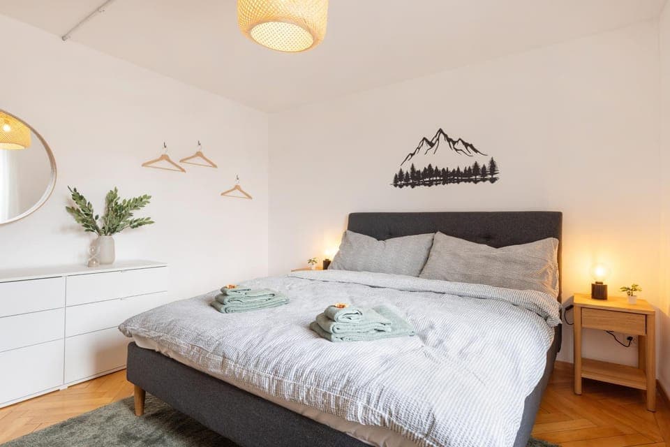 Bed, Bedroom, towels