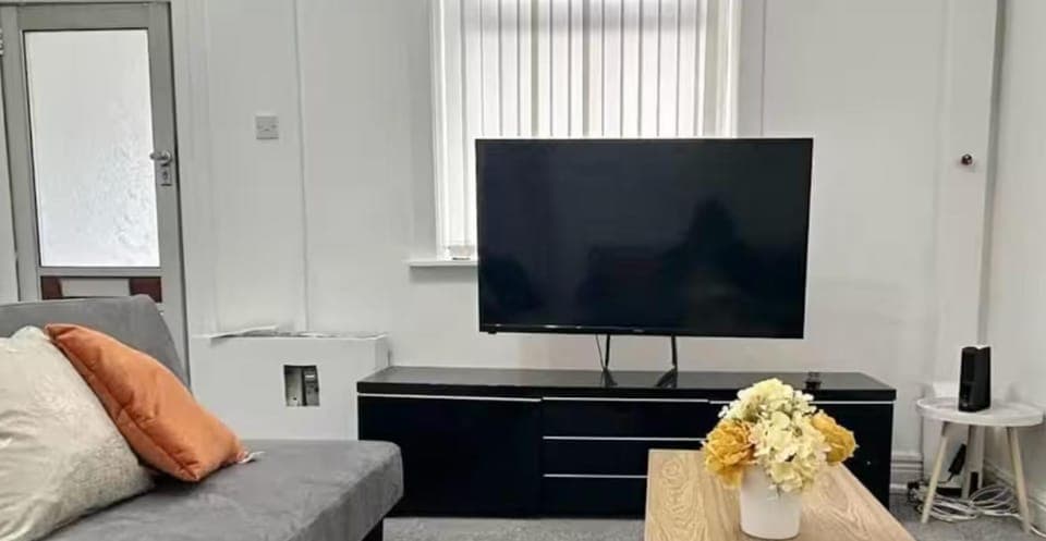 Communal lounge/ TV room, TV and multimedia, Living room, Seating area, Evening entertainment