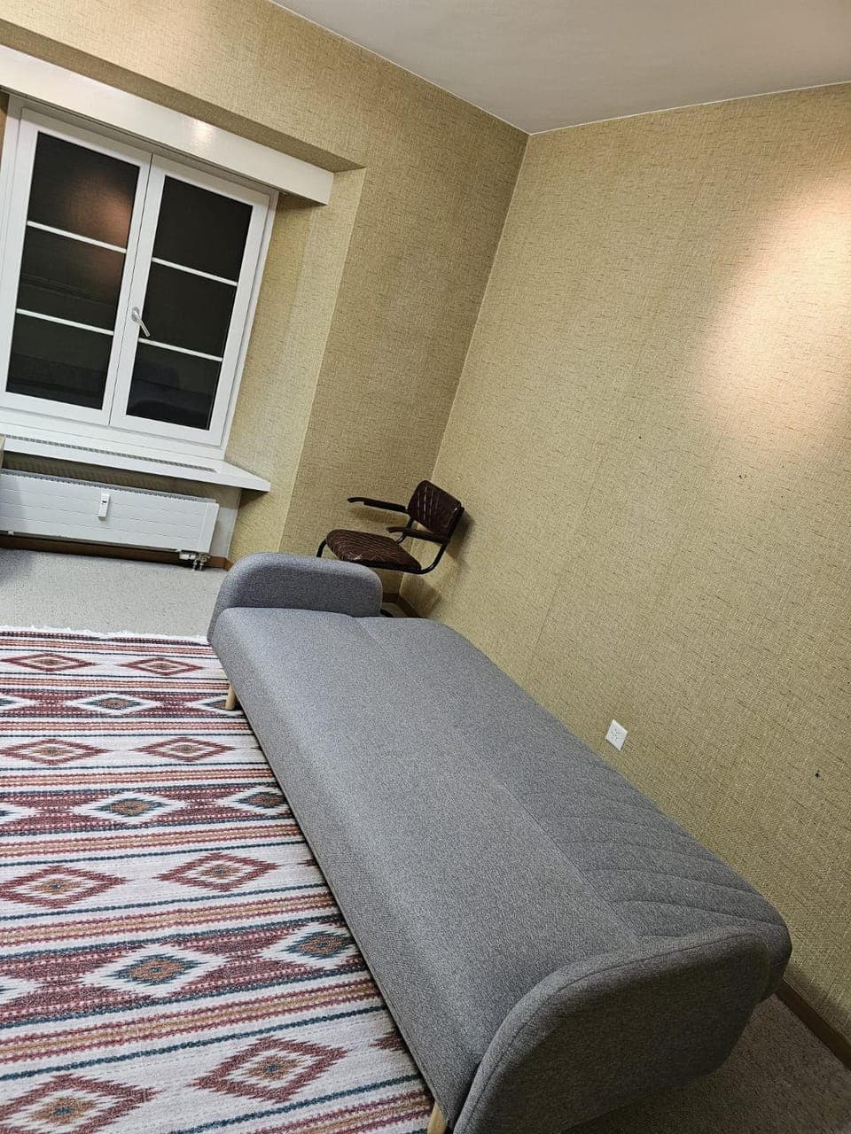 Saturn - Private Room with Private Toilet - Shared Kitchen and Shower - Chur Old Town Bed and Breakfast in Chur