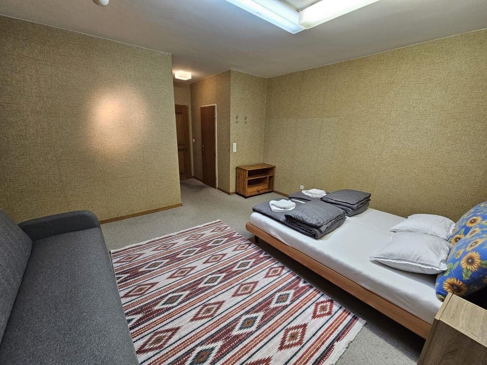 Saturn - Private Room with Private Toilet - Shared Kitchen and Shower - Chur Old Town Bed and Breakfast in Chur