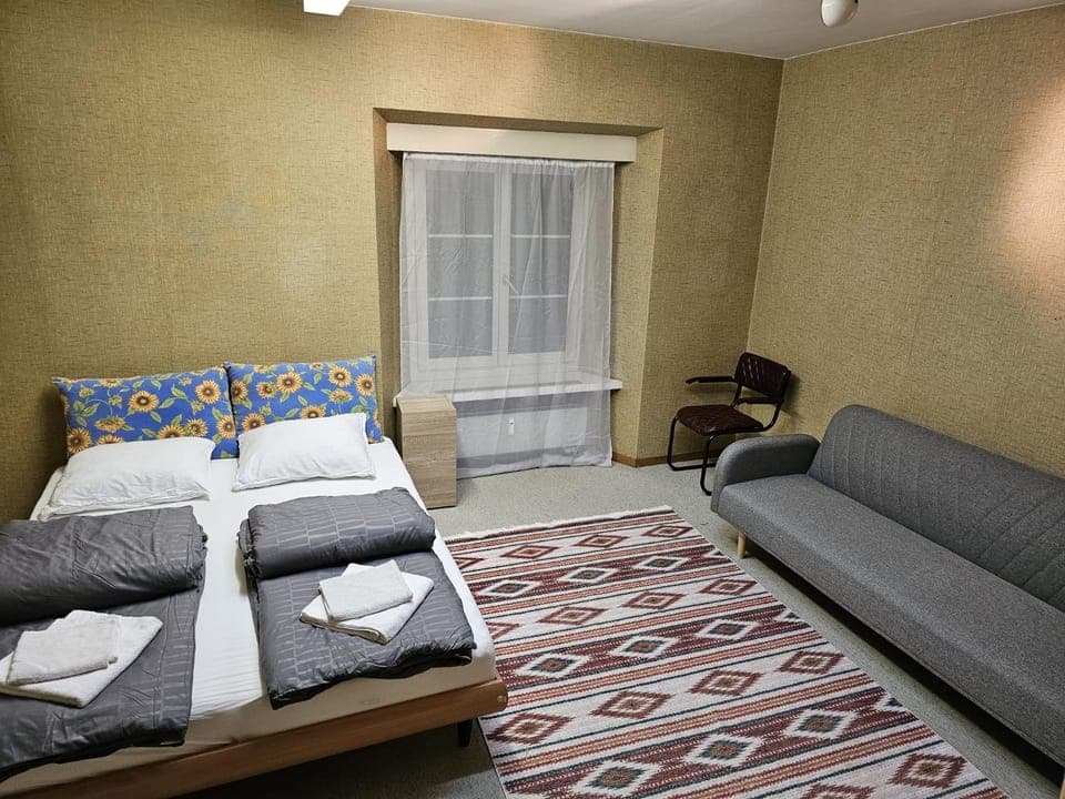 Saturn - Private Room with Private Toilet - Shared Kitchen and Shower - Chur Old Town Bed and Breakfast in Chur