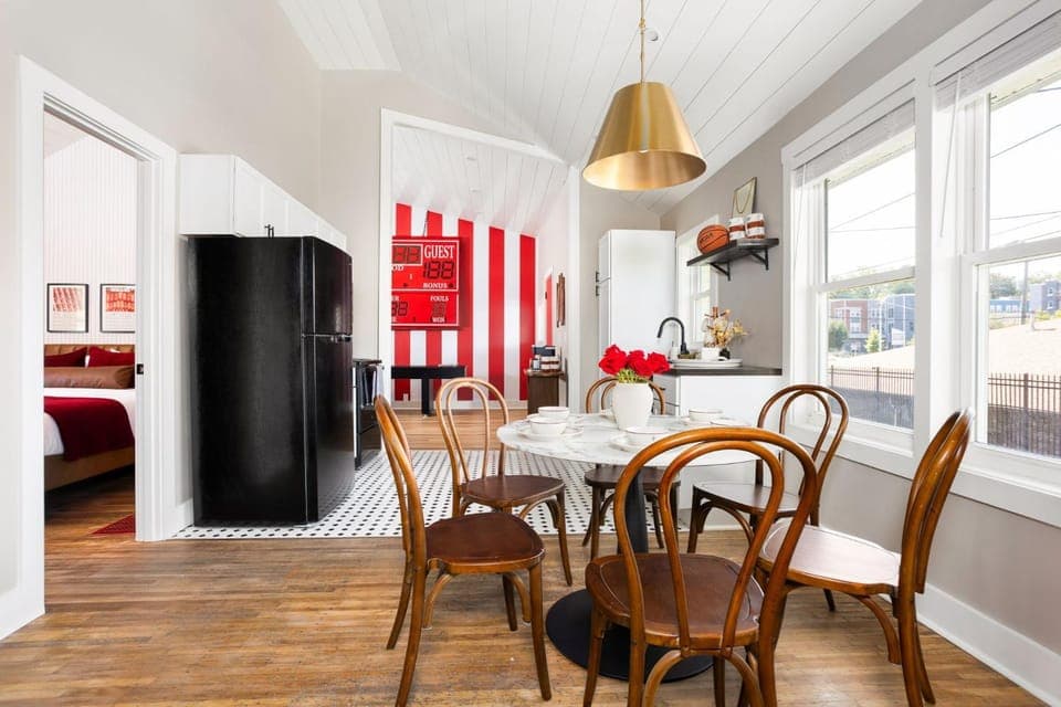 Kitchen or kitchenette, Dining area