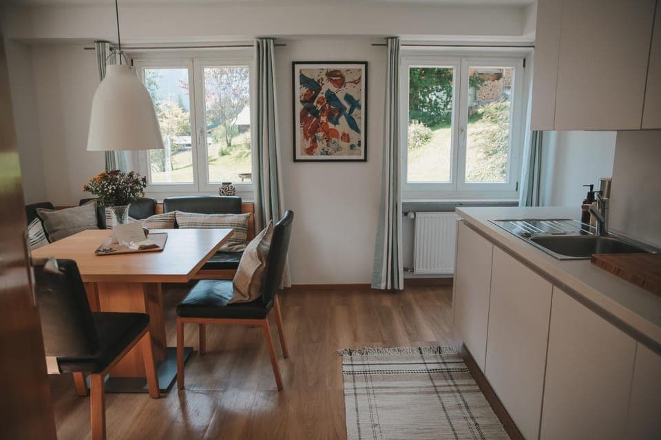 Kitchen or kitchenette, Dining area