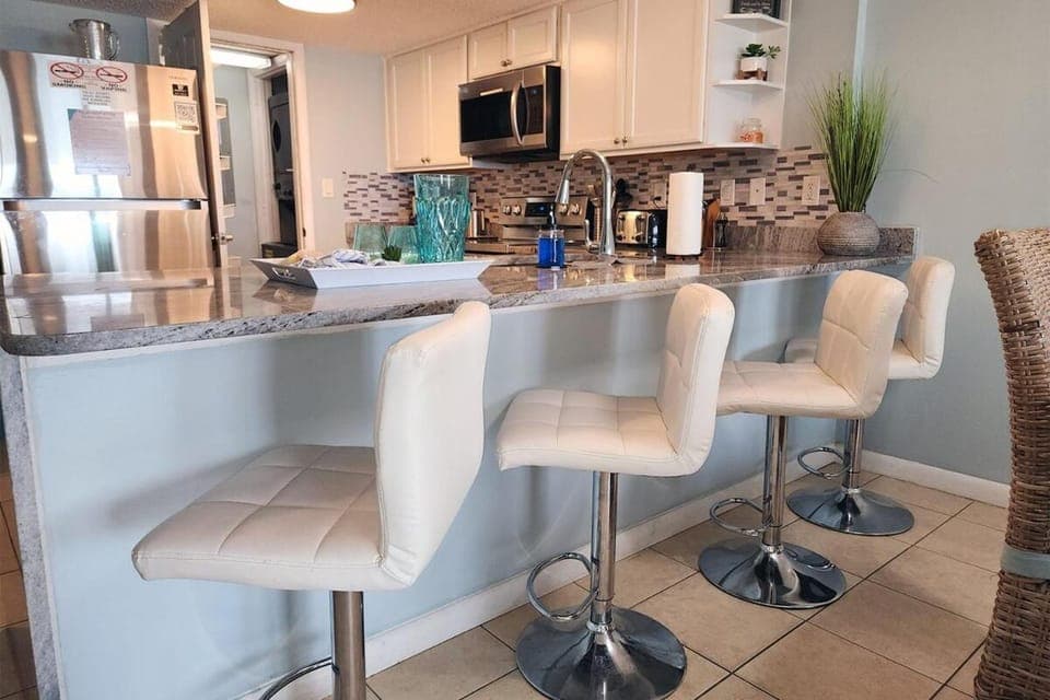 Oceanfront Condo - Balcony Views & Beach Access Apartment in Sunnyside