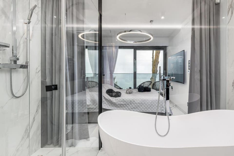 Bathroom, Sea view