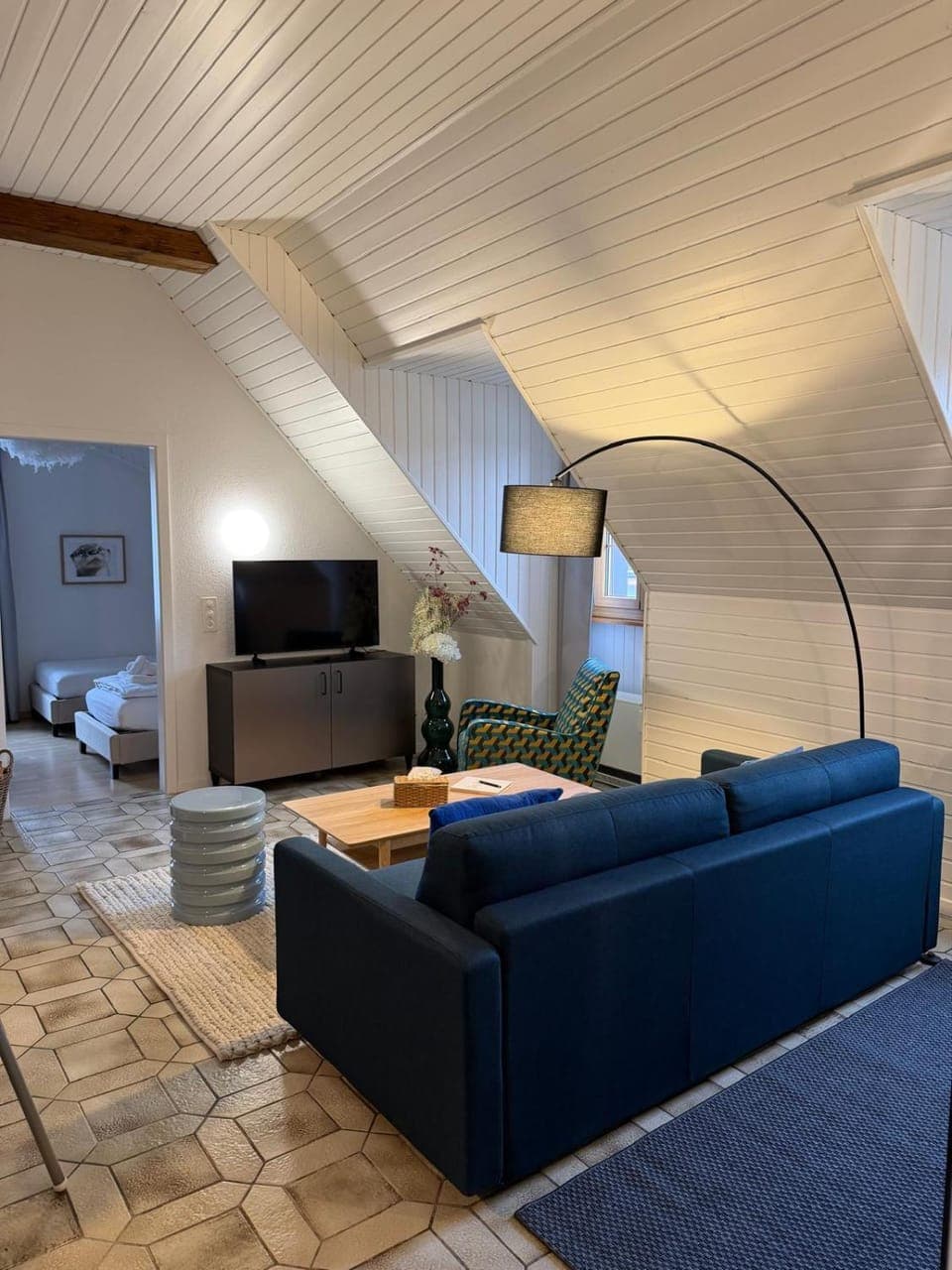 TV and multimedia, Living room, Seating area, Evening entertainment