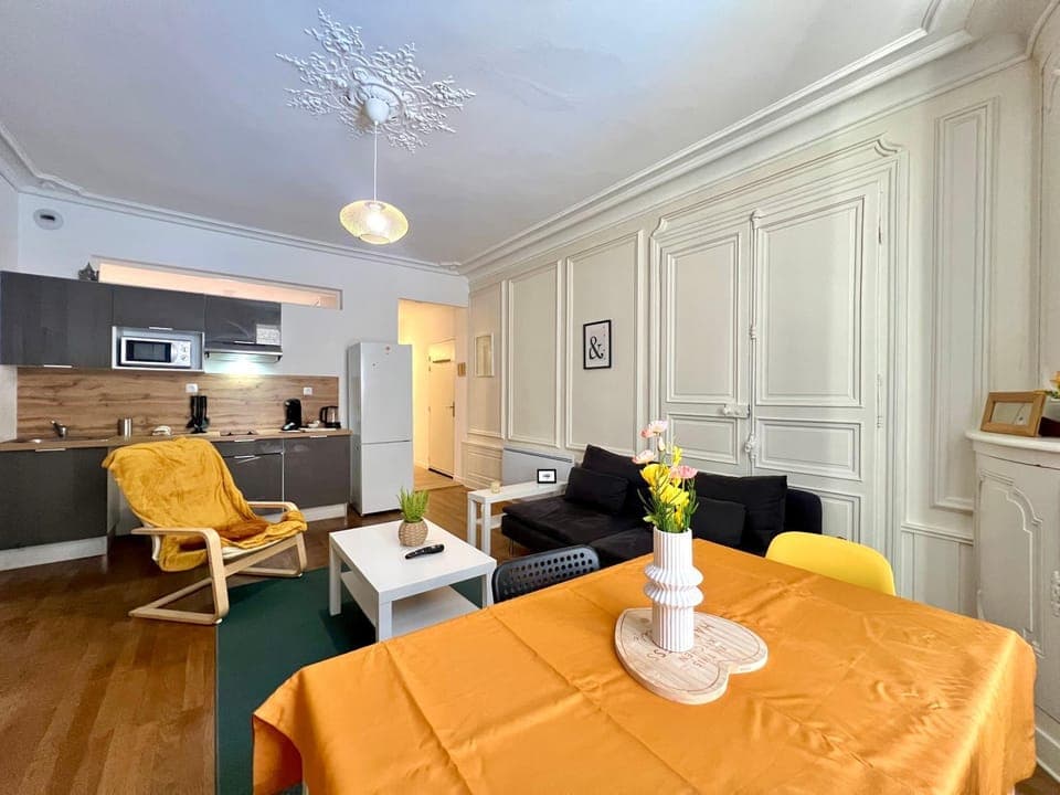 Kitchen or kitchenette, Living room, Seating area, Dining area