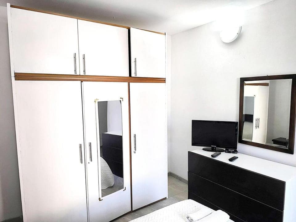 Bed, TV and multimedia, Bedroom, wardrobe