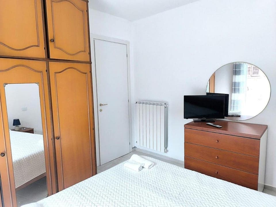 Bed, TV and multimedia, Photo of the whole room, Bedroom, internet, wardrobe