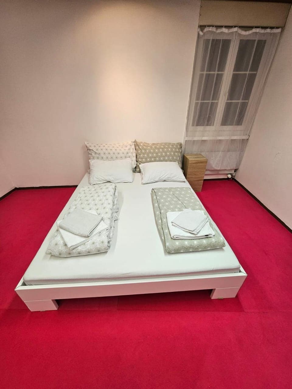 Jupiter - Private Room with Shared Kitchen Bathroom and Toilet - Chur Old Town Bed and Breakfast in Chur