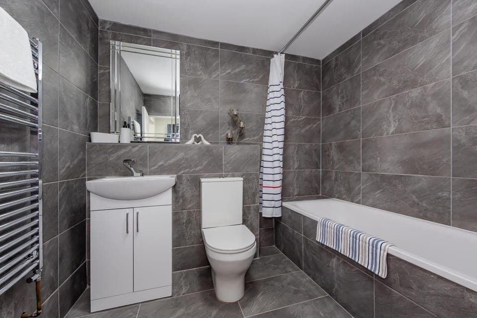 Shower, Toilet, Bathroom, Bath, towels