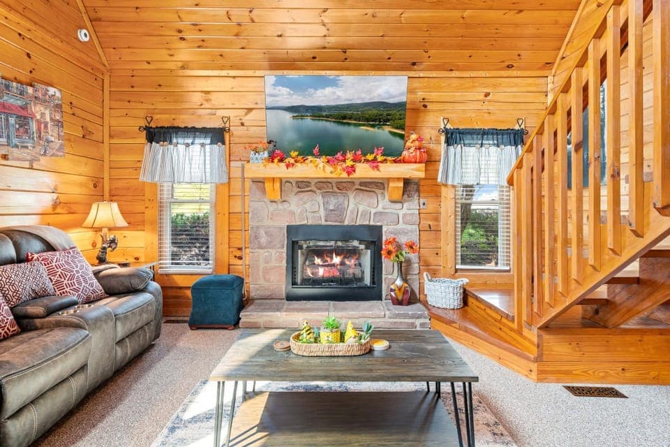 Cabin Retreat - Private Hot Tub & Pool Table Cabin in Sevierville