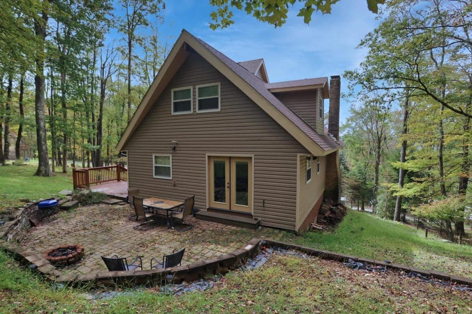 Mountain retreat w 2 fireplaces & lake House in Shenandoah Valley
