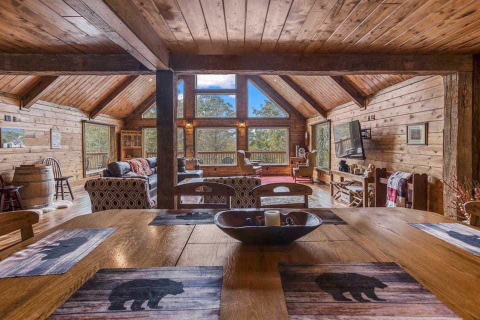 Mountain retreat w 2 fireplaces & lake House in Shenandoah Valley
