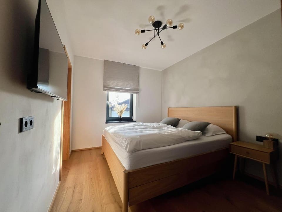 Bed, TV and multimedia, Photo of the whole room, Bedroom