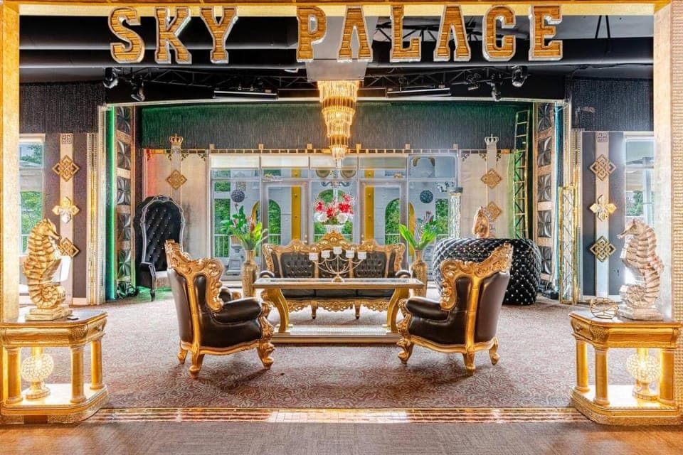 Nightclub / DJ, Lounge or bar