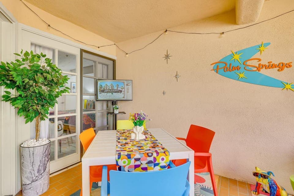 Stroll to Dtwn, Pools & Tennis: Palm Springs Condo House in Palm Springs