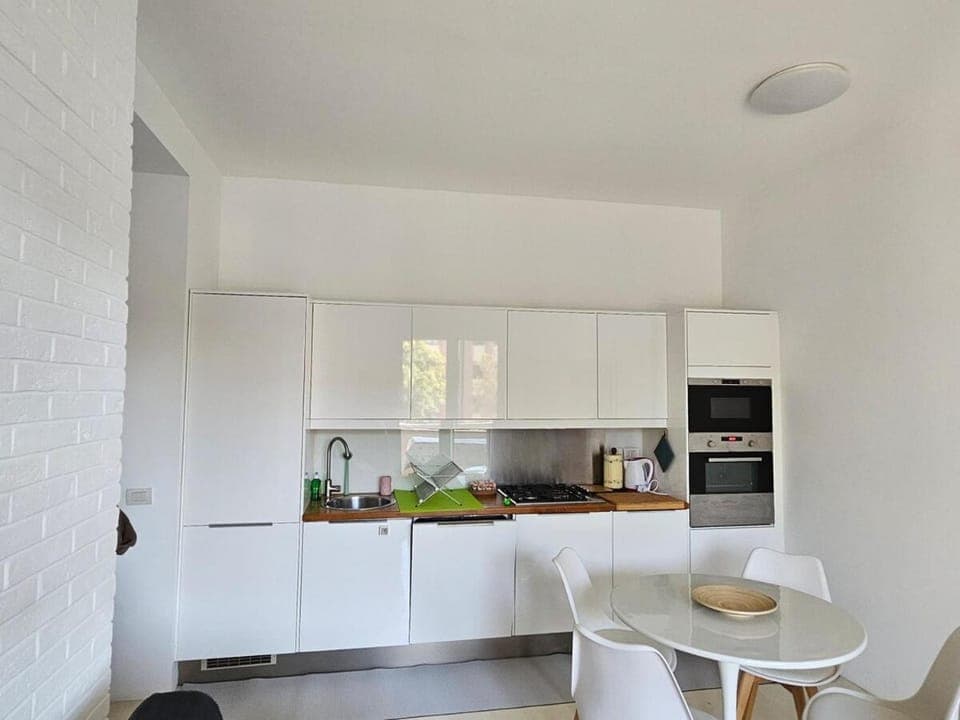 Coffee/tea facilities, Kitchen or kitchenette, Dining area, oven