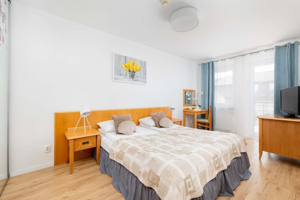 Bed, TV and multimedia, Photo of the whole room, Evening entertainment, Bedroom, towels