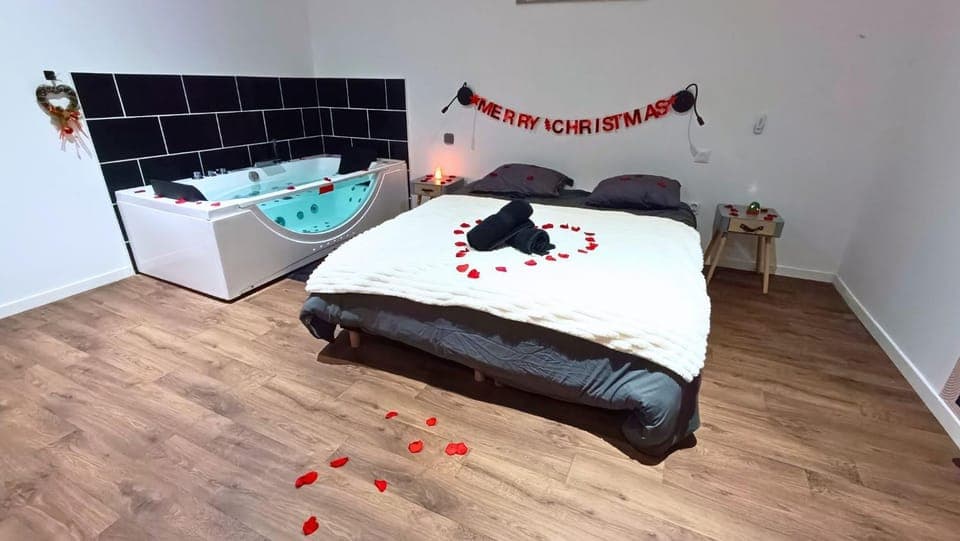 Photo of the whole room, Decorative detail, Bedroom