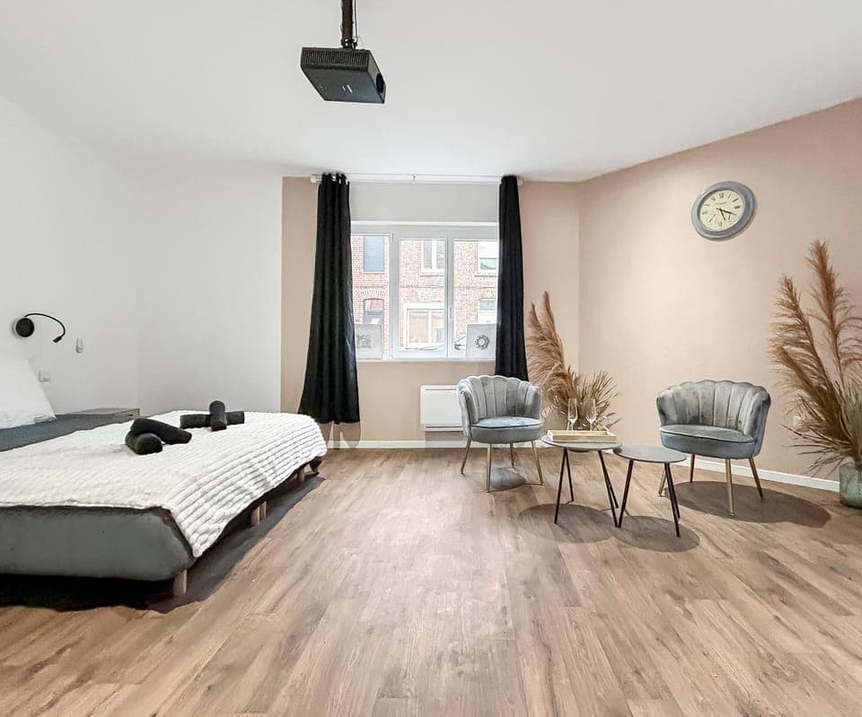 Bed, Living room, Photo of the whole room, Seating area, Bedroom