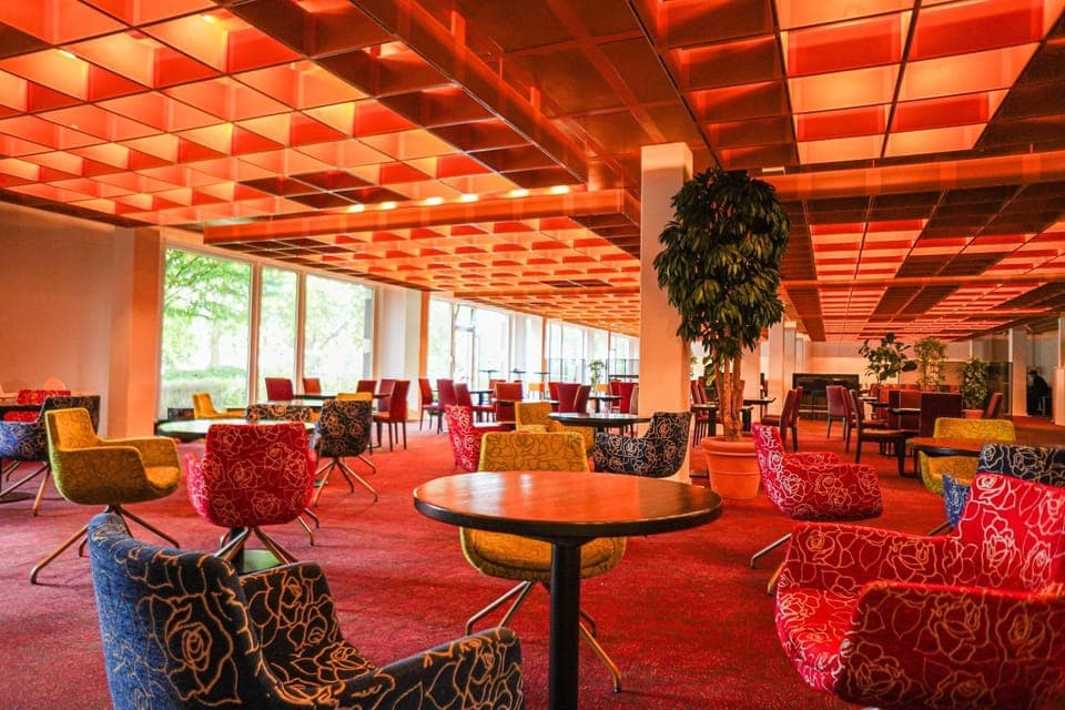 Restaurant/places to eat, Seating area