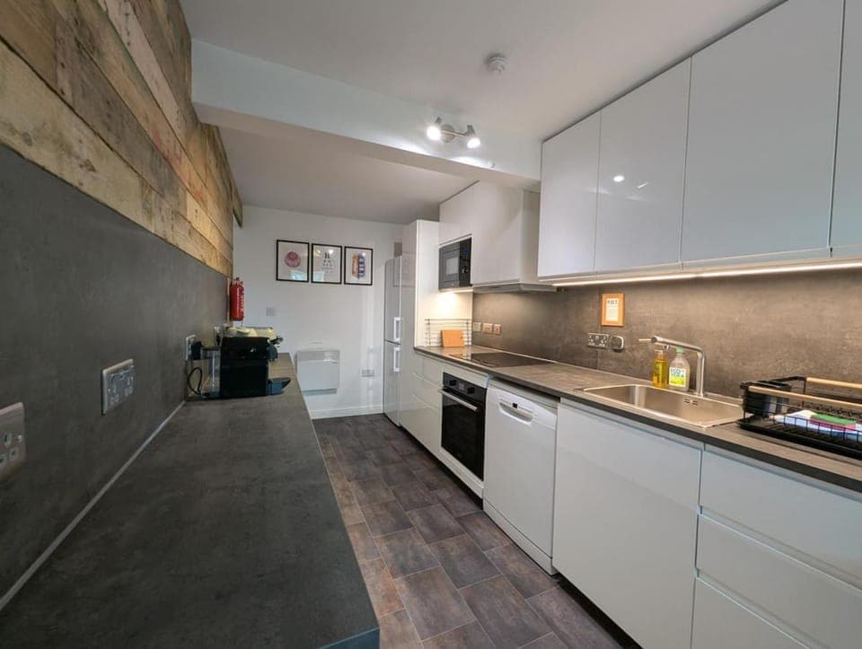 Kitchen or kitchenette, dishwasher, oven