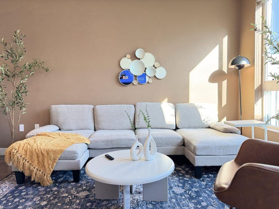 TV and multimedia, Living room, Decorative detail, Seating area, Evening entertainment