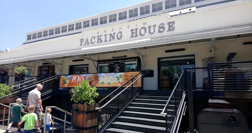 Nearby landmark, Facade/entrance, Off site, Day, People, Neighbourhood, Text overlay, group of guests