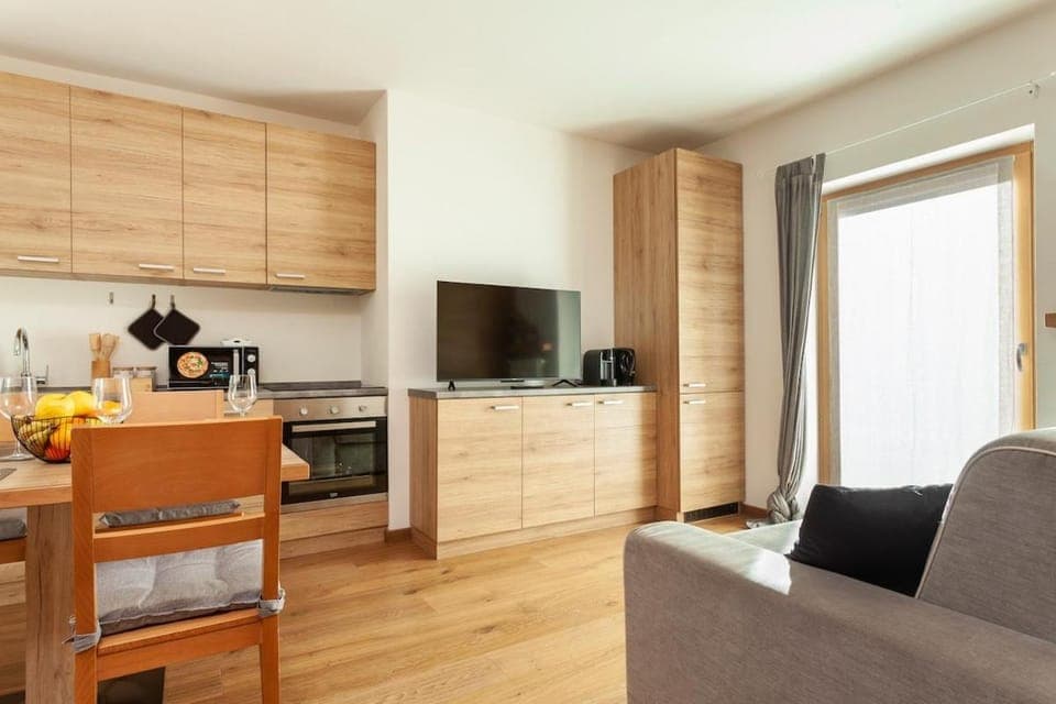 Communal lounge/ TV room, TV and multimedia, Coffee/tea facilities, Kitchen or kitchenette, Living room, Seating area, Dining area, Evening entertainment, oven, pet friendly, stove