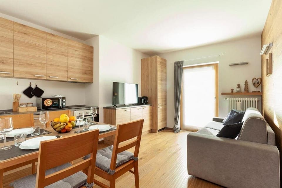 Coffee/tea facilities, Kitchen or kitchenette, Living room, Dining area