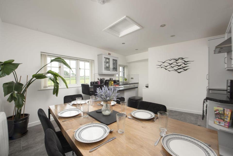 Kitchen or kitchenette, Dining area, pet friendly