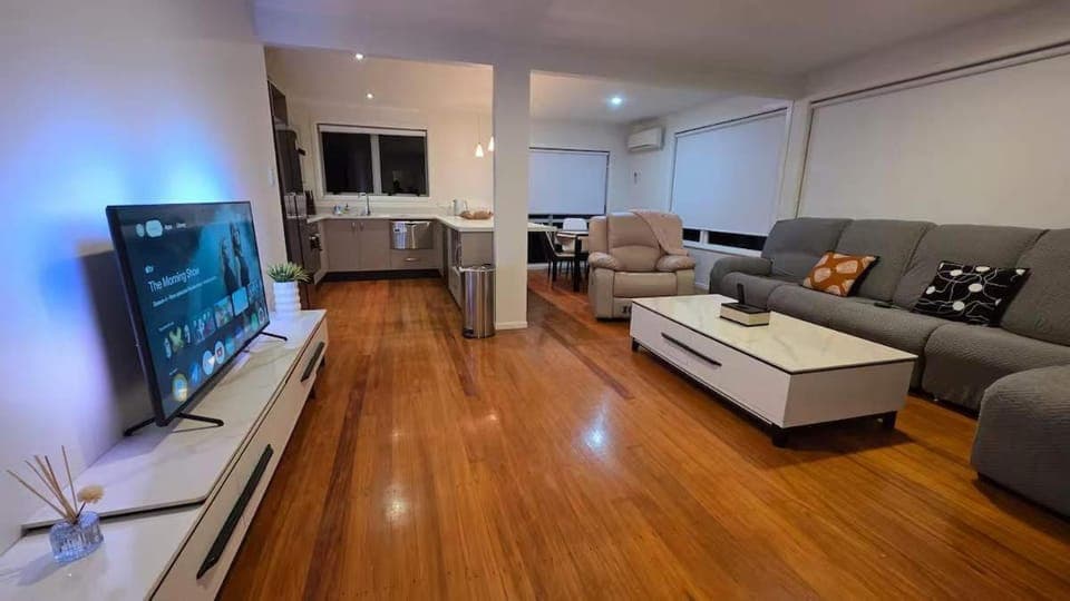 TV and multimedia, Living room, Seating area, Evening entertainment, air conditioner