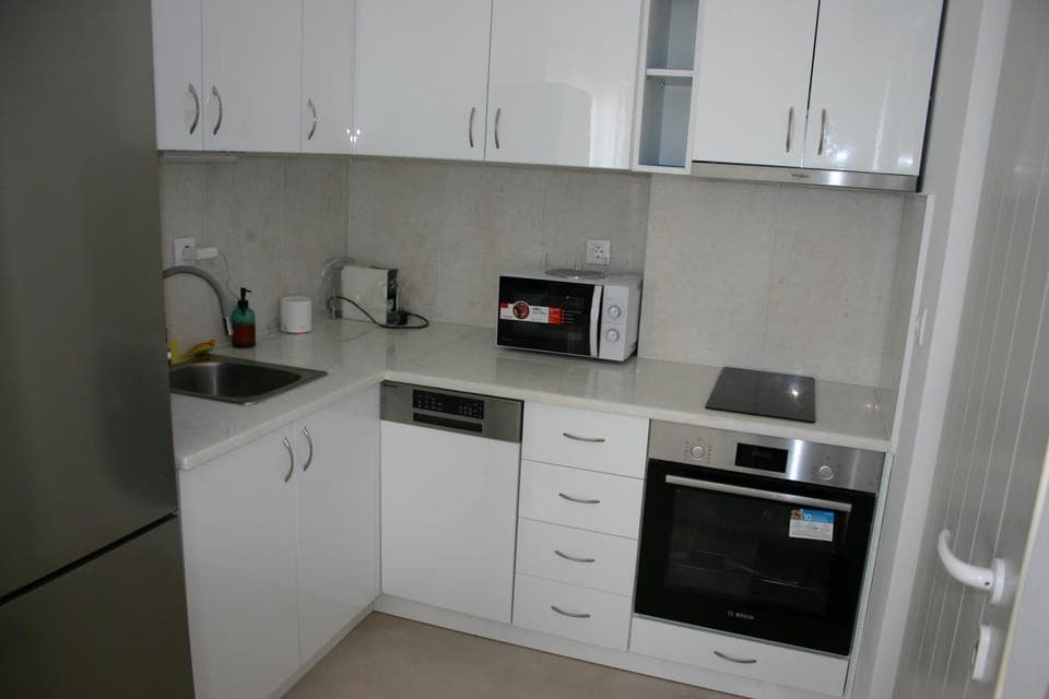 Coffee/tea facilities, Kitchen or kitchenette, oven, stove