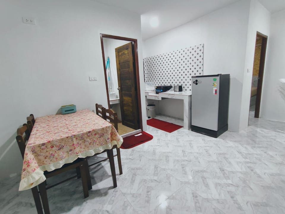 Kitchen or kitchenette, Photo of the whole room, Dining area