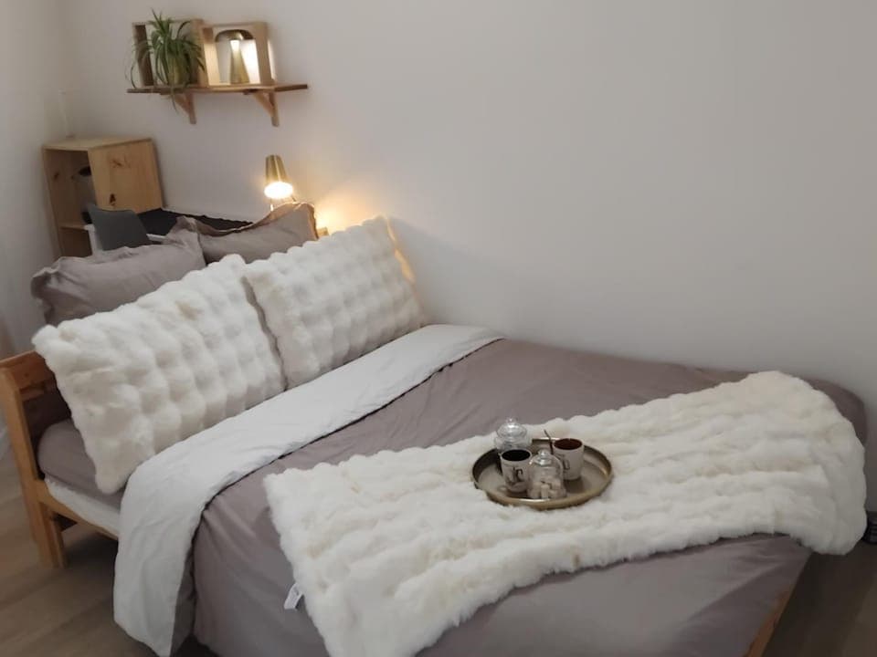 Bed, Bedroom