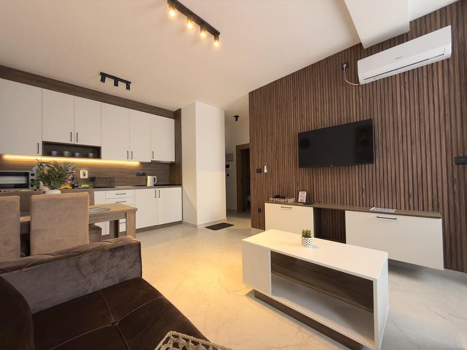 TV and multimedia, Kitchen or kitchenette, Living room, Seating area, Evening entertainment, air conditioner