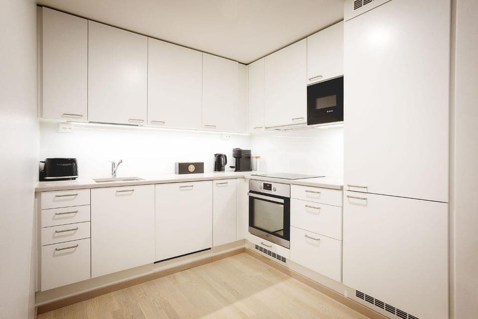 Coffee/tea facilities, Kitchen or kitchenette, dishwasher, microwave, oven, stove, toaster