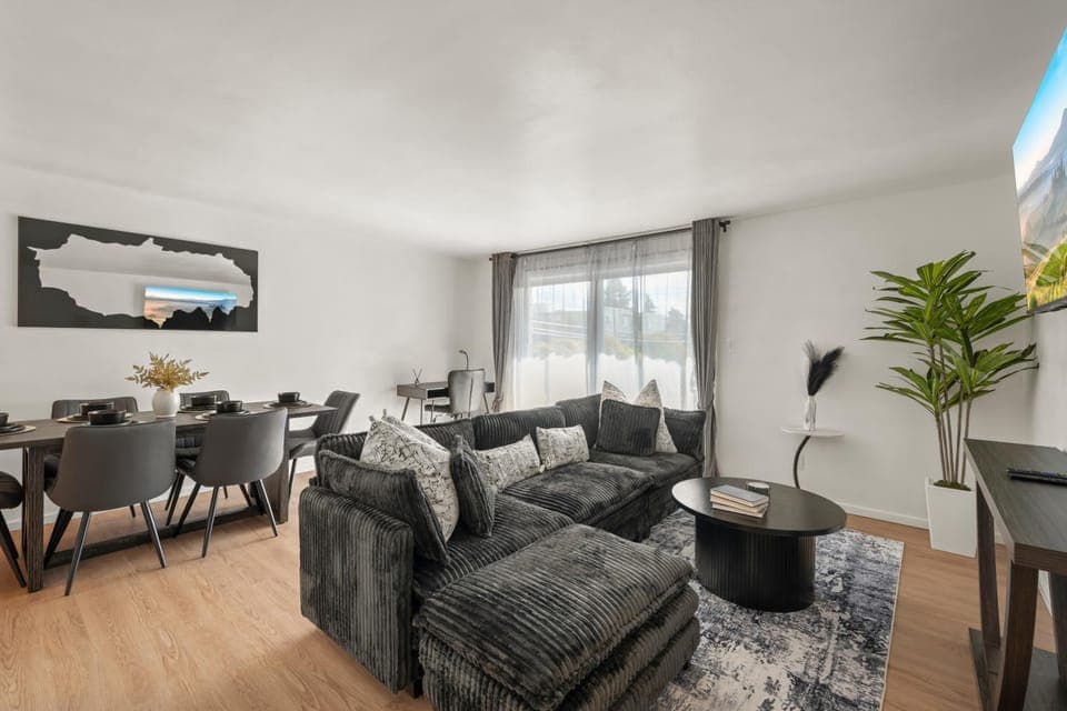 TV and multimedia, Living room, Seating area, Dining area