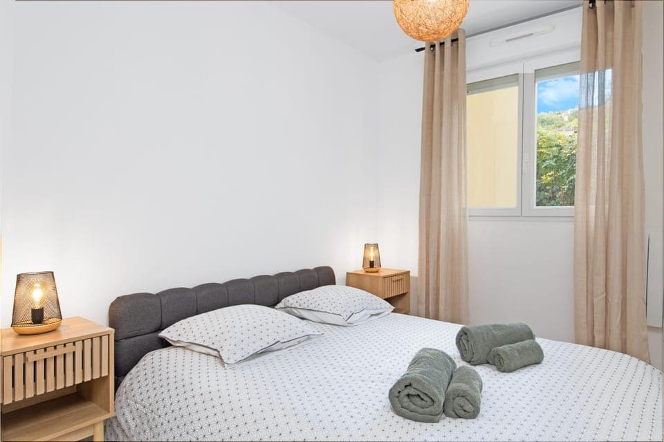 Bed, Photo of the whole room, Bedroom, towels