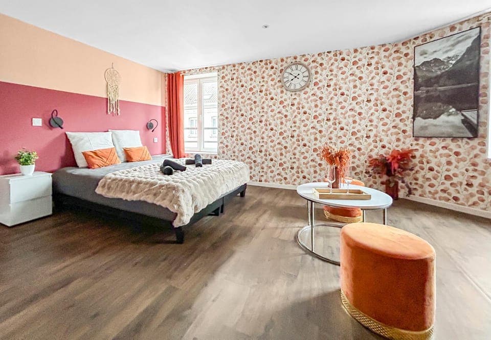 Bed, Living room, Photo of the whole room, Seating area, Bedroom