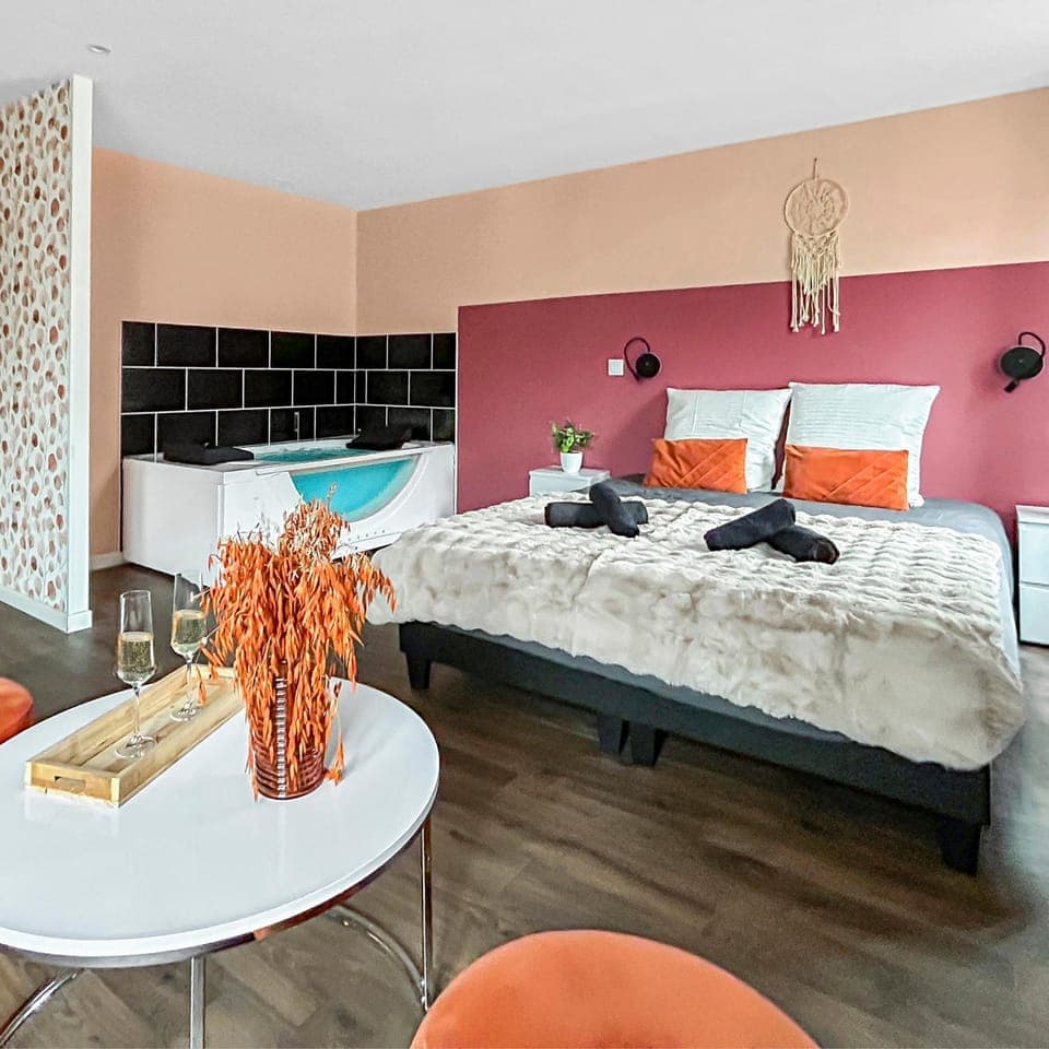 Bed, Living room, Photo of the whole room, Seating area, Bedroom, Bath