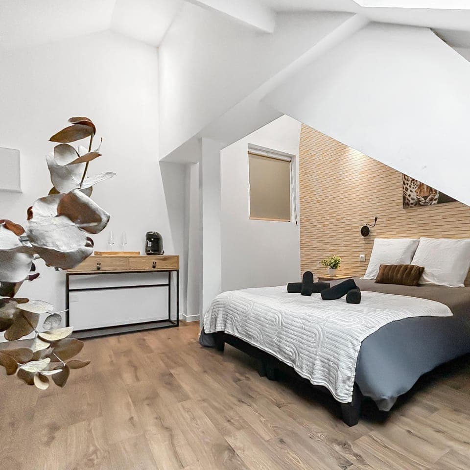 Bed, Photo of the whole room, Bedroom