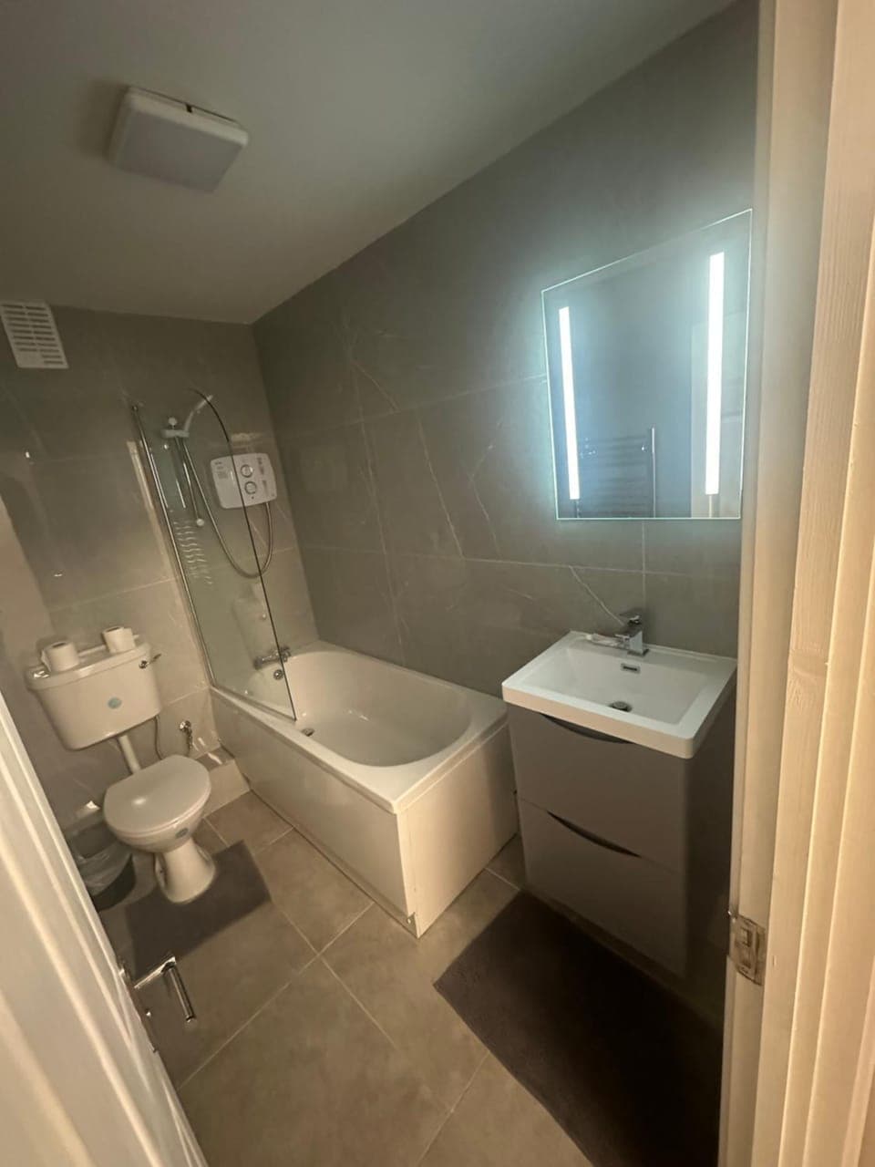 Shower, Toilet, Bathroom, Bath, towels