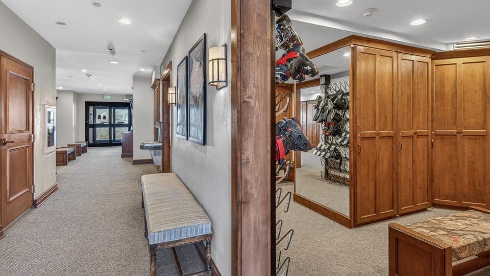 Skiing, Seating area, furniture, locker