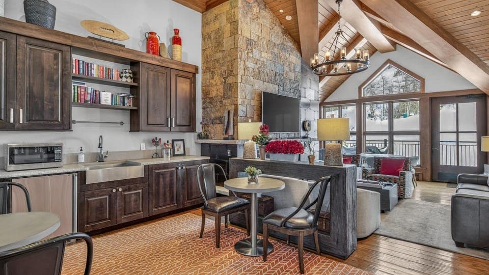 TV and multimedia, Kitchen or kitchenette, Living room, Seating area, Dining area, fireplace, furniture, microwave