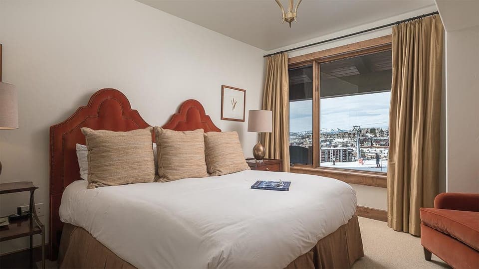 Bed, Seating area, Mountain view