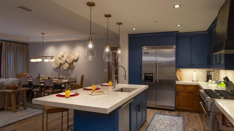 Seating area, Dining area, storage, kitchen